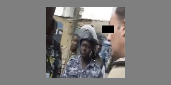 Image:Un militaire français menace un journaliste togolais