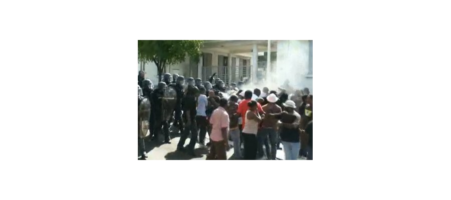Image:Guadeloupe: Des gaz lacrymogènes en pleines figures